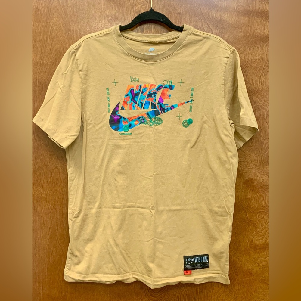 Nike Men’s tan World Wide t-shirt